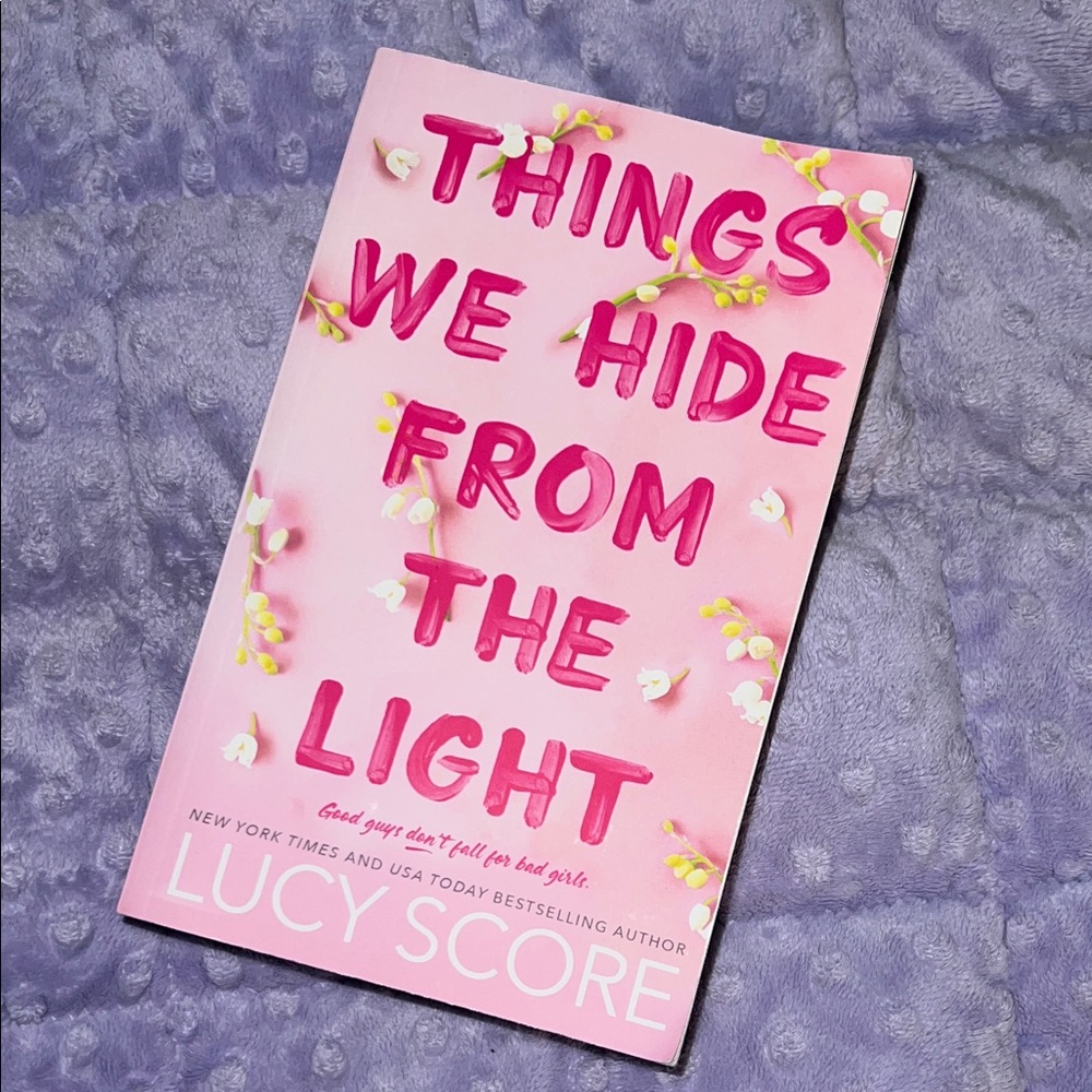 Lucy Score - Things we hide from the light, a romance book